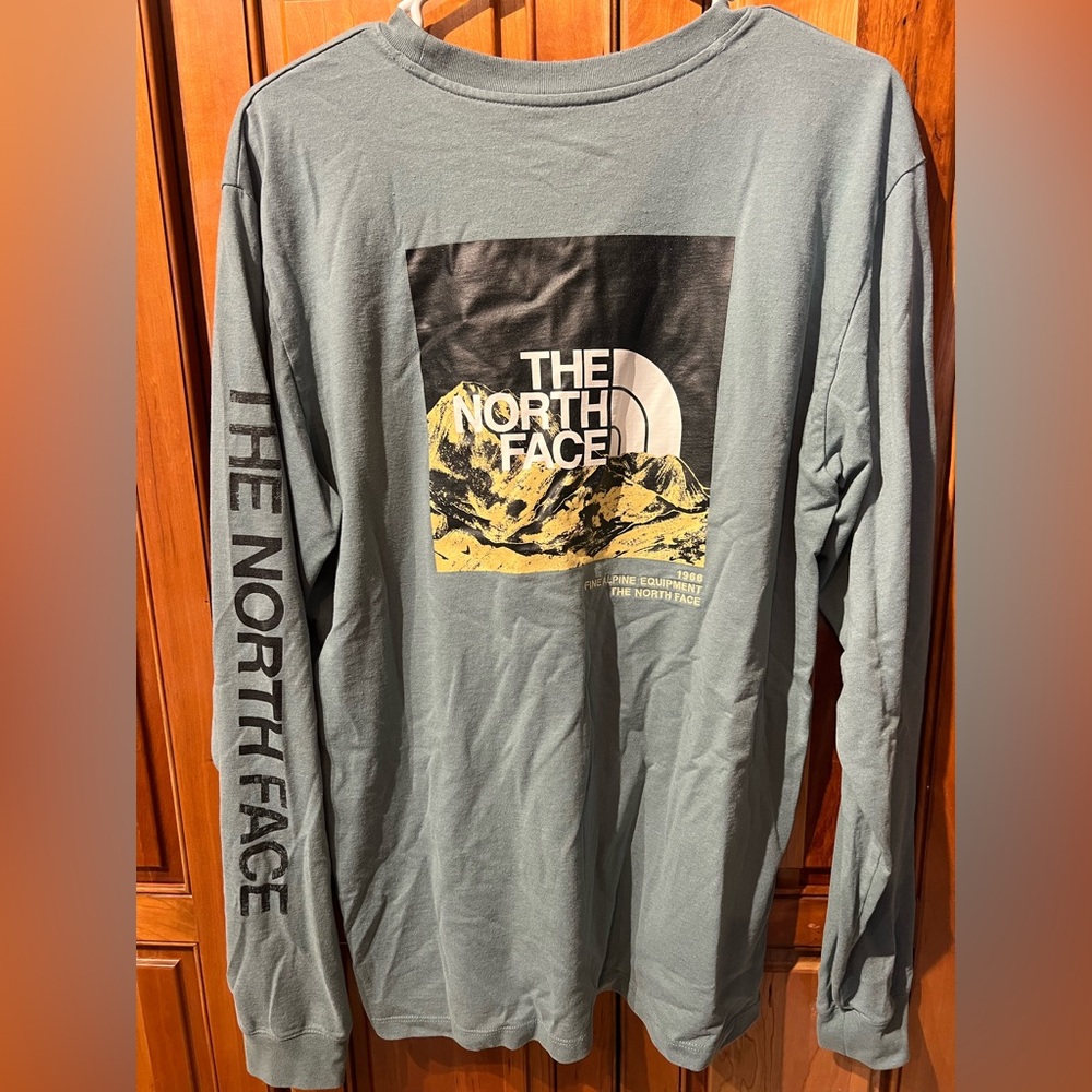 Men’s North face shirt